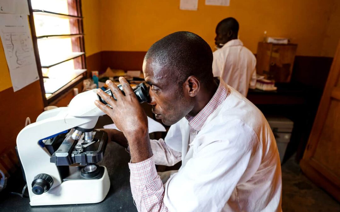 Labormitarbeiter im Krankenhaus in Bayanga in der ZAR