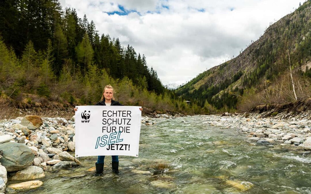 WWF-Expertin-Marianne-Götsch-mit-Transparent-am-Kalserbach(c)Sebastian-Frölich