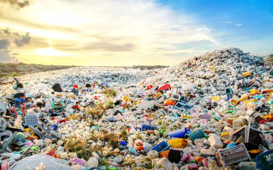 Plastik-Müllberg(c)Shutterstock/Mohamed Abdulraheew/WWF