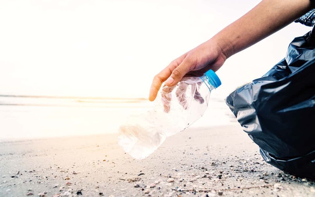 Plastikflasche am Strand © AdobeStock