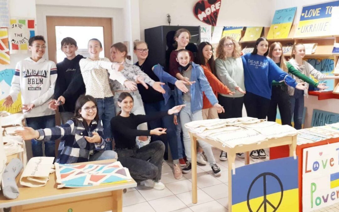 Die Schülerinnen der 3B präsentieren ihr Taschenprojekt (c) Stiftsgymnasium Wilhering
