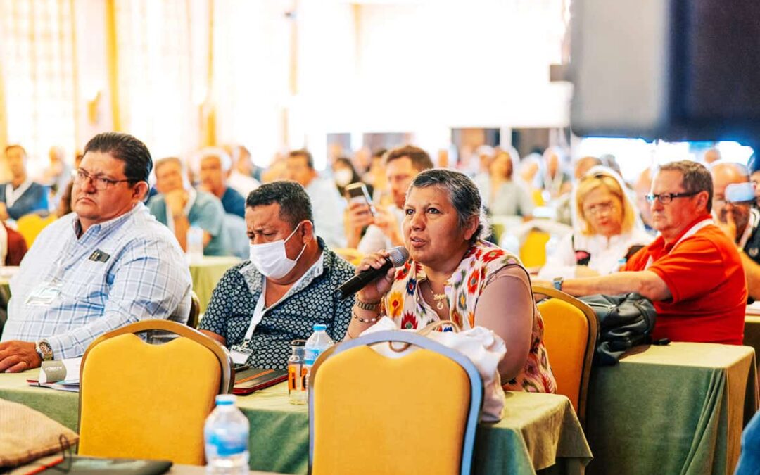 Fischerin im Meetingraum(c)Paul Bauer