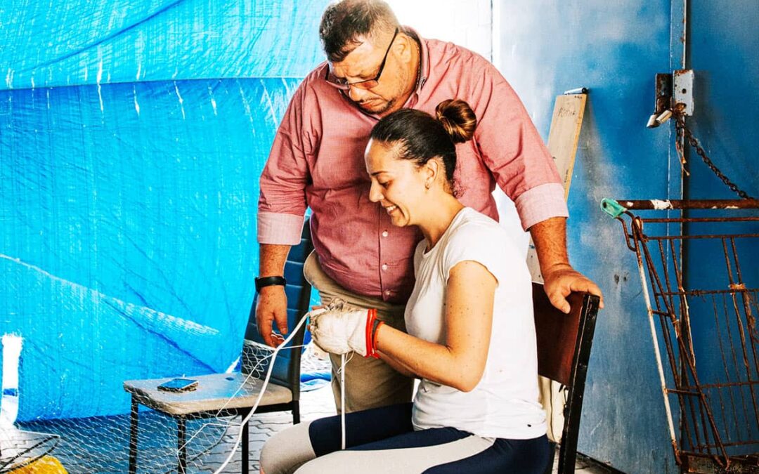 Frau beim Ausbessern von Fischernetzen(c)Paul Bauer