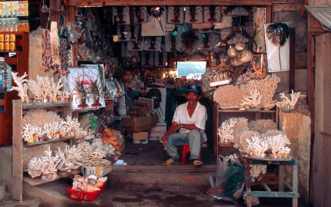 Selling marine souvenirs_WW189977-c-Meg Gawler-WWF