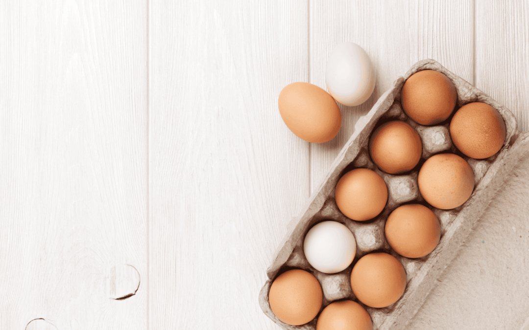 Eier im Eierkarton und auf einem Holztisch © AdobeStock/karandaev/96030439
