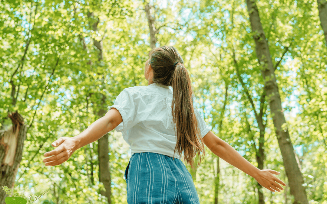 Frau atmet saubere Luft in der Natur Wald