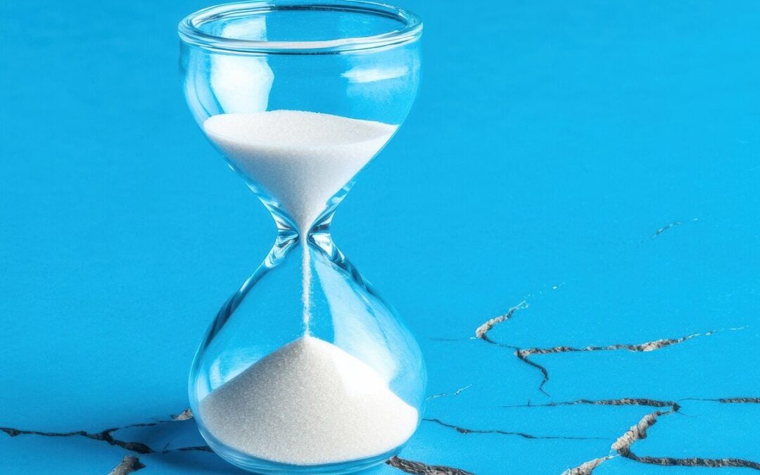 Eine Sanduhr mit weißem Sand