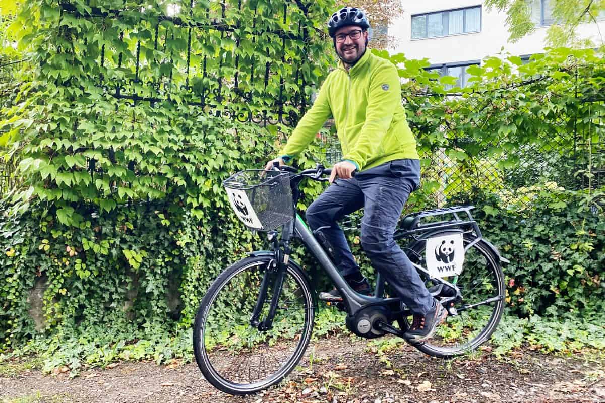 Georg Scattolin am WWF Dienstfahrrad