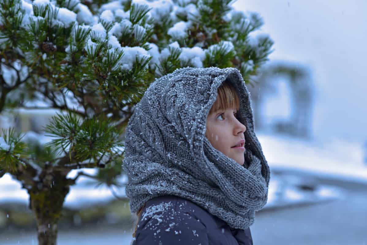 Ein Mädchen auf winterlicher Naturexpedition Mädchen im Winter mit Schnee
