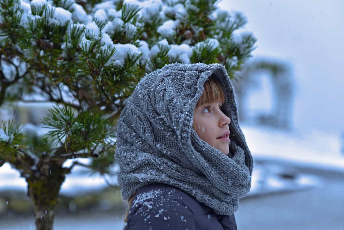 Mädchen im Winter mit Schnee