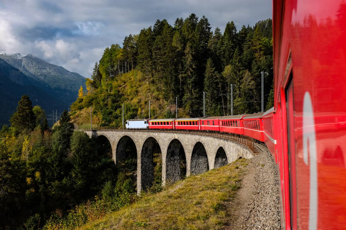 Zugfahren-schont-das-Klima(c)AdobeStock_294394448 Georg Scattolin am WWF Dienstfahrrad