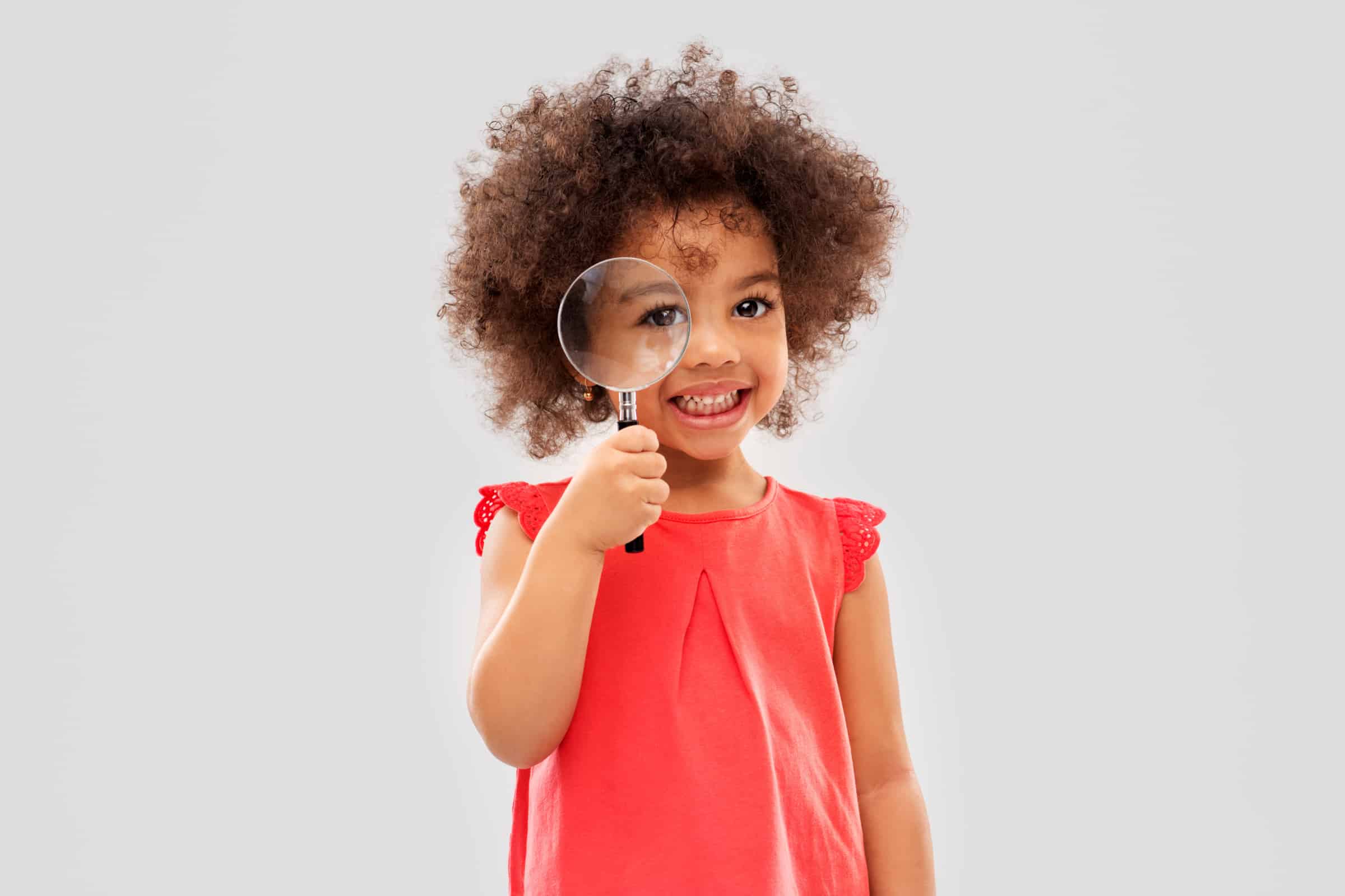 Eine junge Essensdetektivin© adobe.stock_263780659 Eine junge Essensdetektiv