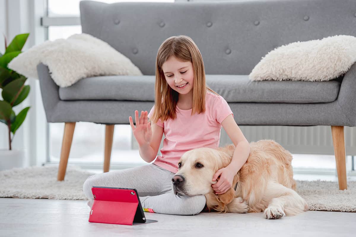 Referat üben - Kind mit Hund (c) AdobeStock_425781710 Referat üben - Kind mit Hund