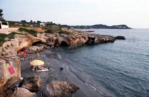 Badende Touristen neben Bruthöhlen der Mittelmeer-Mönchsrobbe auf Kefalonia
