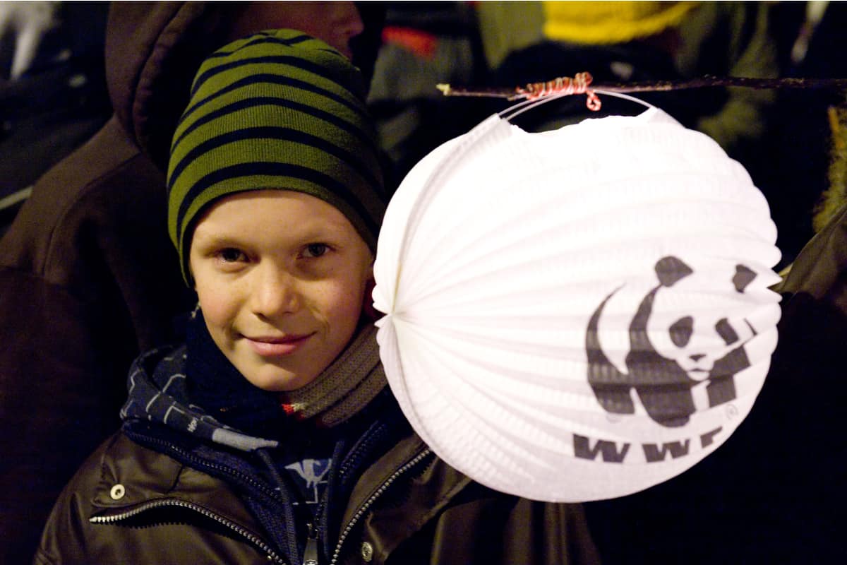 Ein Bub mit Earth Hour Lampion (c) WWF/Richard Stonehouse