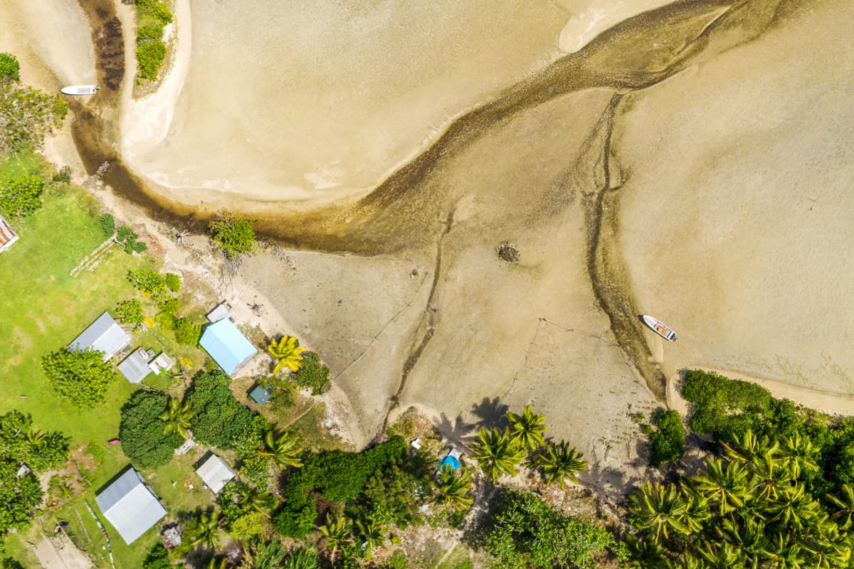 Das Meer kommt dem Dorf Raviravi auf Fiji immer näher