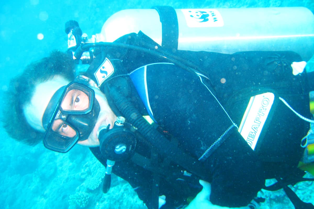 Georg Scattolin vom WWF Österreich überprüft den Zustand des Great Sea Reef