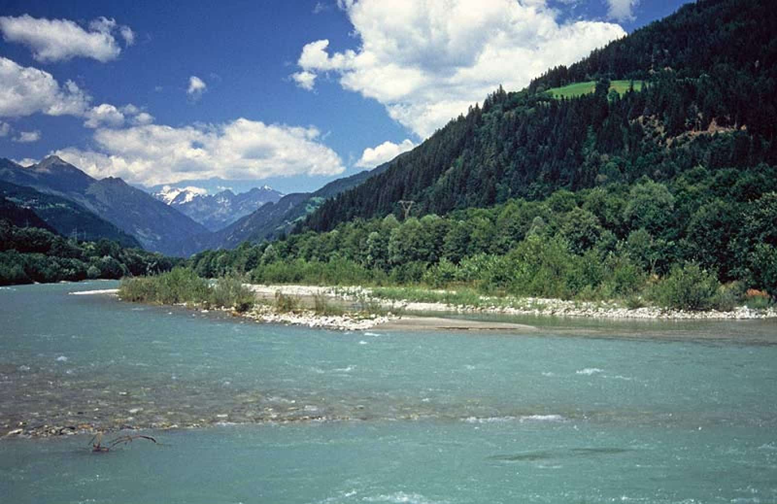 fluss-isel-vor-einem-berg-bei-blauem-himmel-wwf-eu-wasserrahmenrichtlinie