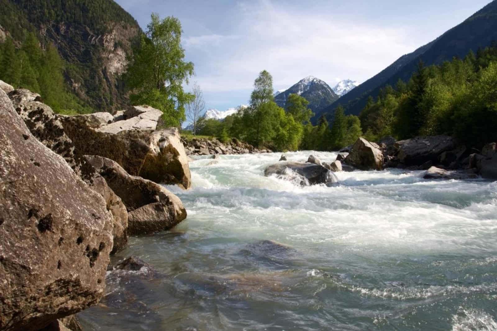 ausschnitt-des-flusses-vom-oetztalerache-in-den-alpen-wwf-wasser-leben