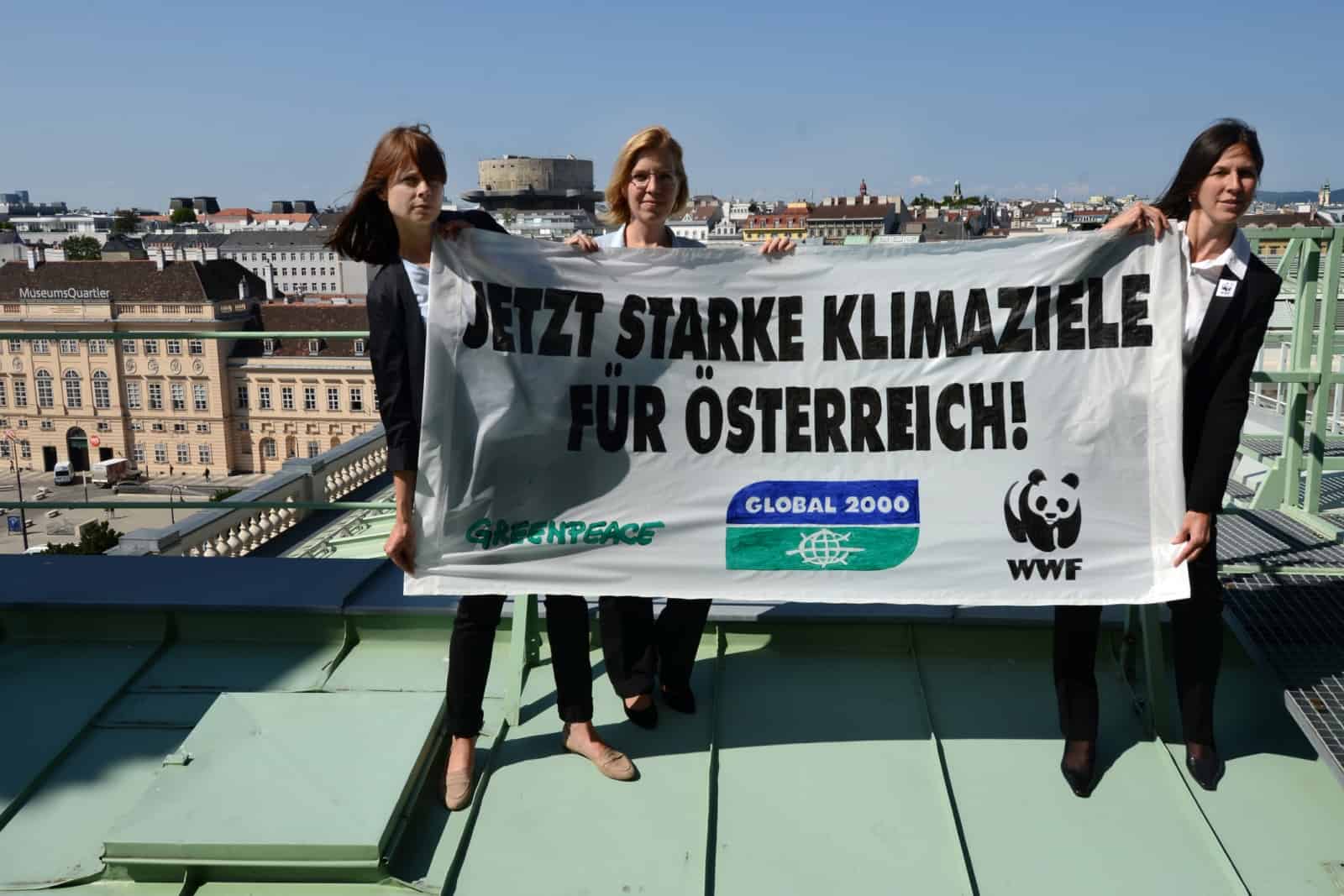 Fordern jetzt starke Klimaziele von Österreichs Politikern: v.l.n.r. Hanna Simons, Direktorin Umweltpolitik Greenpeace, Leonore Gewessler, Geschäftsführerin GLOBAL 2000 und Andrea Johanides, WWF Geschäftsführerin klimazukunft-oesterreich