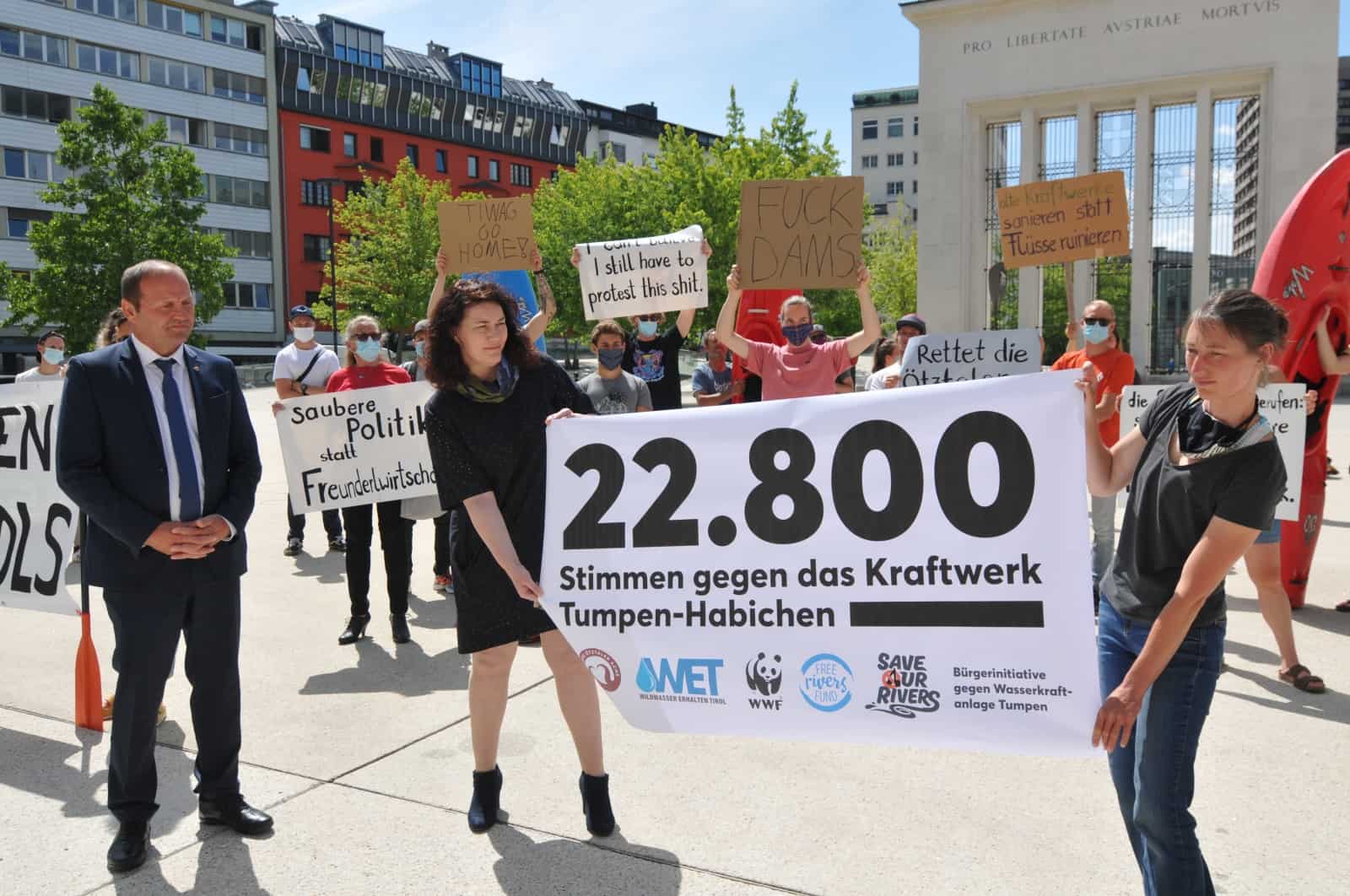 petitionsuebergabe-tumpen-wwf-kraftwerk-umpen-habichen