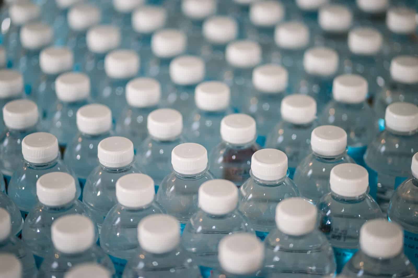 Plastikflaschen © Jonathan Chng mehrere-stehende-plastikflaschen-von-oben-abfotografiert-thema-pfand-oesterreich