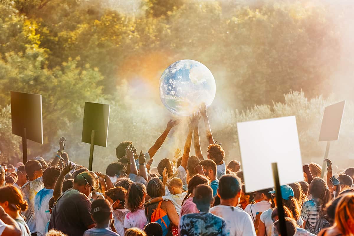 Menschen beim Streiken halten den Planeten