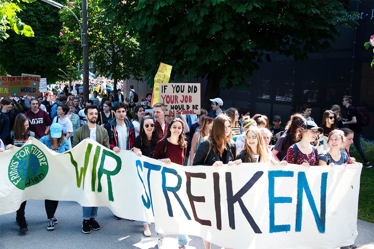 Streikende mit Schild "Wir Streiken"