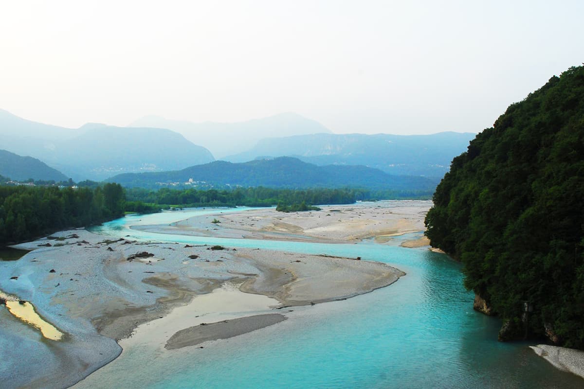 Tagliamento schlängelt sich durch grüne Berge