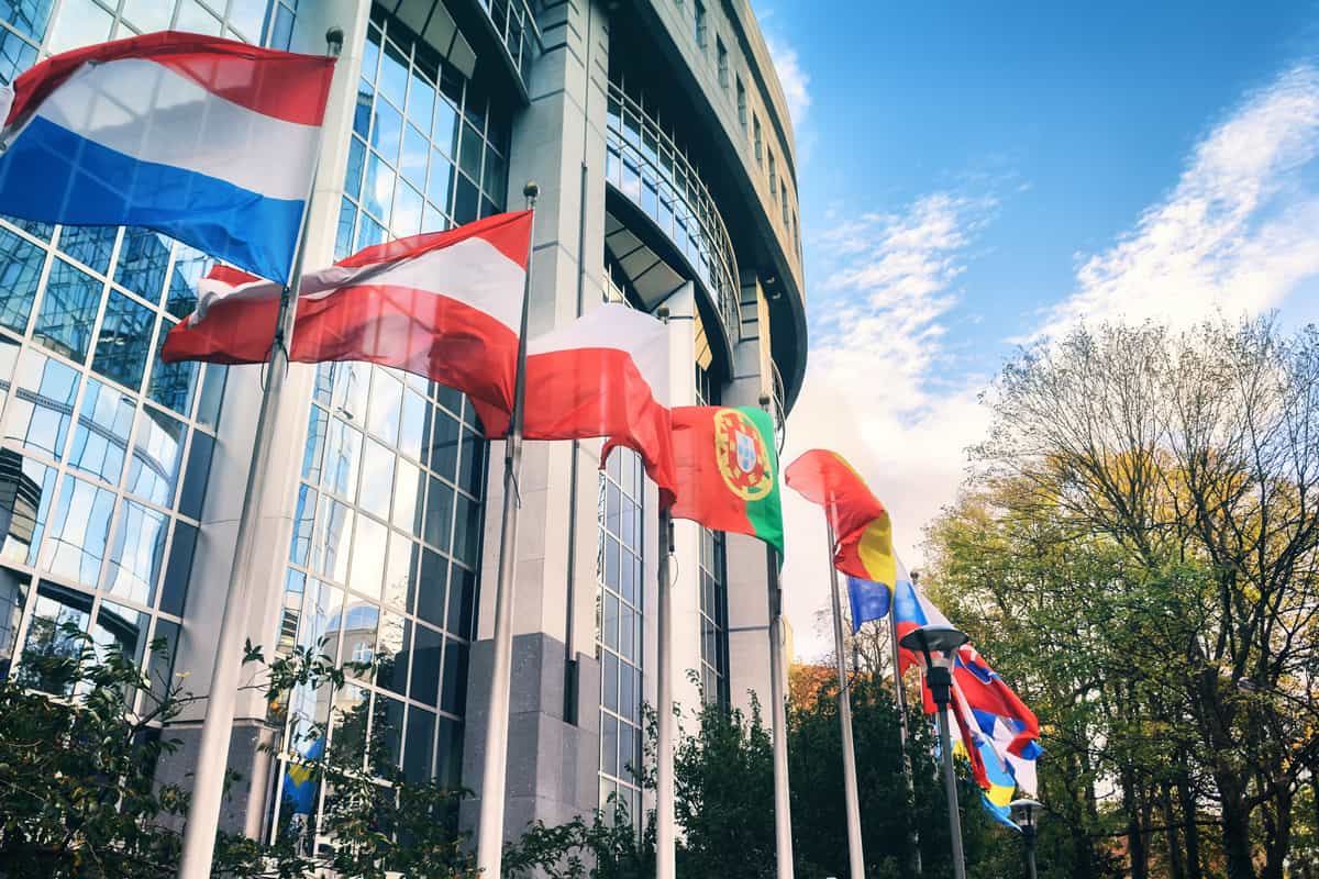 Wehende Fahnen vor dem Europäischen Parlament