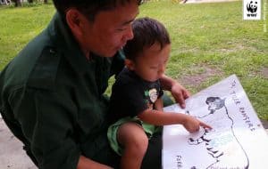 Ein Ranger mit seinem Sohn in Bhutan, © by Singh/WWF Ein Ranger mit seinem Sohn in Bhutan, © by Singh/WWF