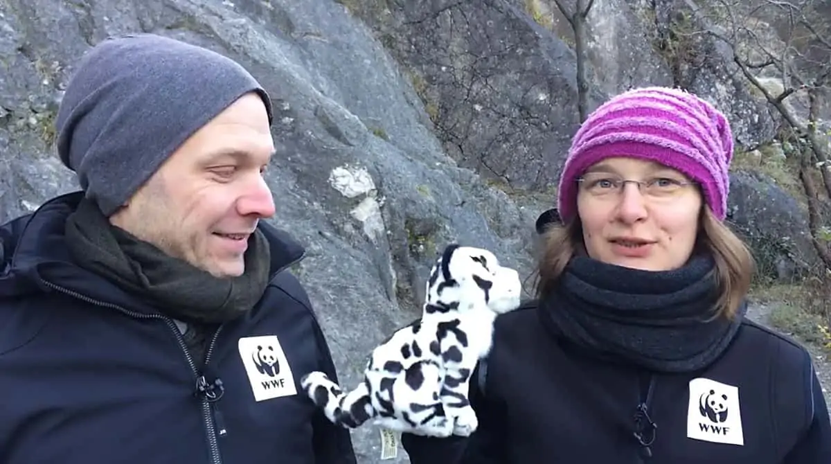 Michi und Karin mit Schneeleoparden-Plüschtier