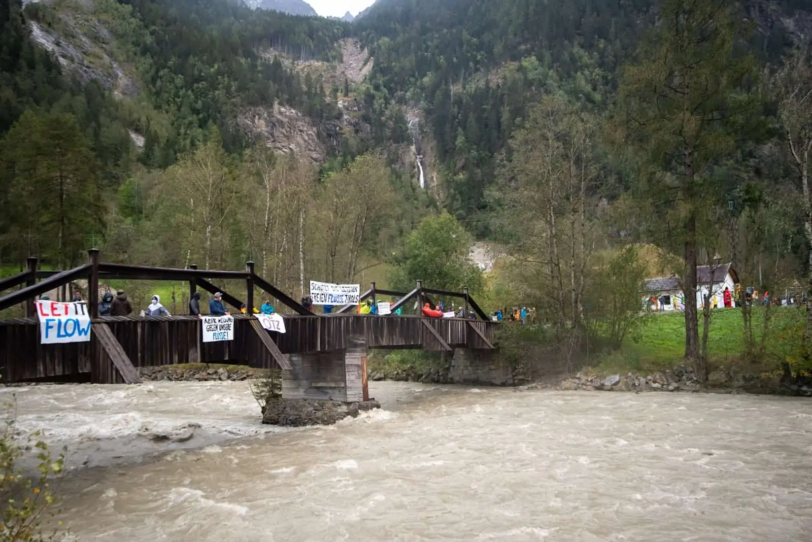 Menschenkette für freie Flüsse, Tumpen/Ötztal , © by WWF Gerhard Egger Menschenkette für freie Flüsse, Tumpen/Ötztal , © by WWF Gerhard Egger