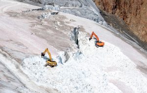 Bauarbeiten am Gletscher in Tirol, © by V. Sufiyan/WWF