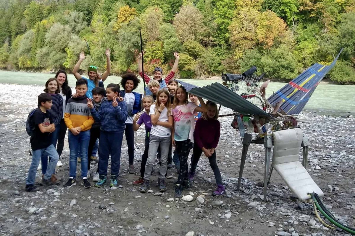Turn trash into art: Die Kinder mit Rocko, dem Mülldrachen