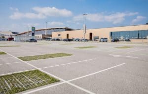 Ein Einkaufszentrum mit riesigem Parkplatz, © by Christian Lendl Ein Einkaufszentrum mit riesigem Parkplatz, © by Christian Lendl