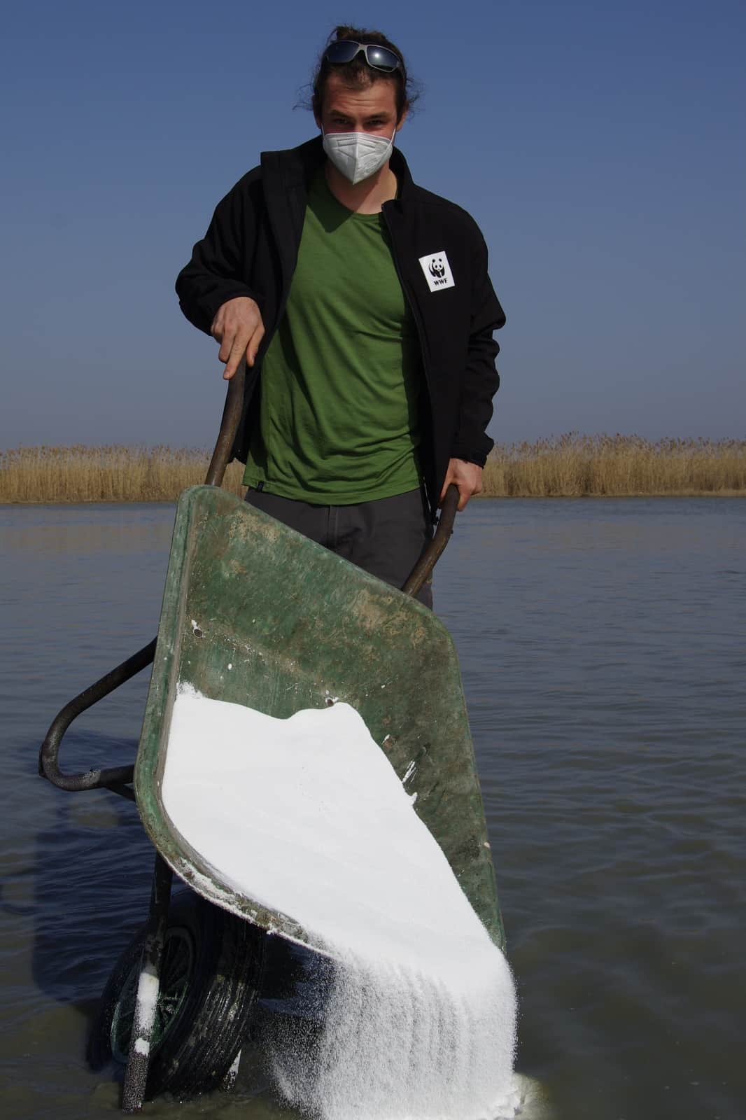 Marlon vom WWF mit einer Scheibtruhe voll Soda, © by WWF Marlon vom WWF mit einer Scheibtruhe voll Soda, © by WWF