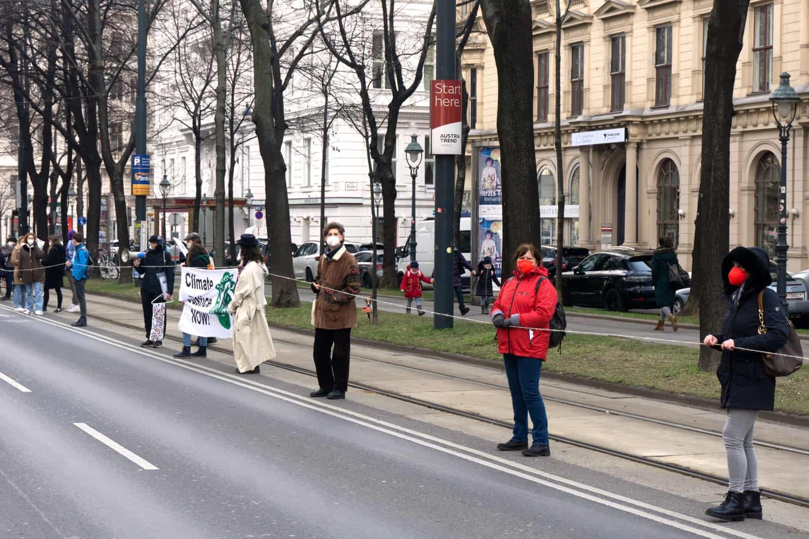 Eine Menschenkette um den Ring in Wien, © by Jakob Mohl