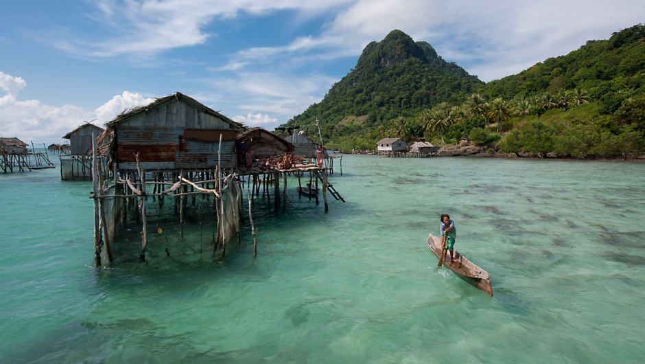 In Pulau Gaya, Malaisien, fischt und wohnt man im Meer