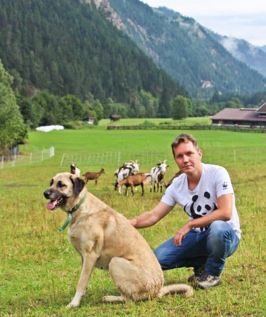 WWF Artenschutzexperte Christian Pichler mit einem Herdenschutzhund
