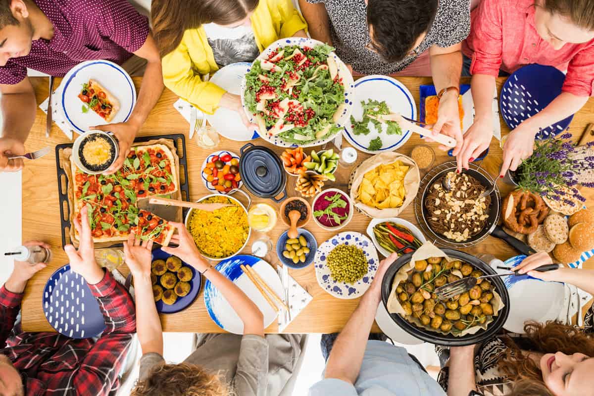 junge Menschen mit vegenem Essen