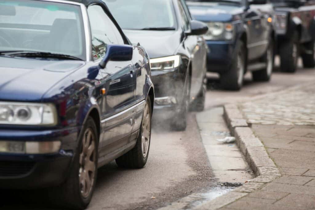 Aufsteigender Rauch aus einem Auto