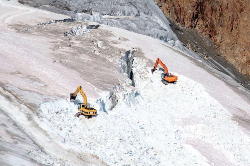 Bauarbeiten am Gletscher © WWF/Vincent Sufiyan