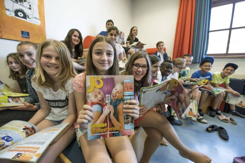 Schülerinnen und Schüler beim Lesen © JUNGÖSTERREICH Bildungsmedienverlag