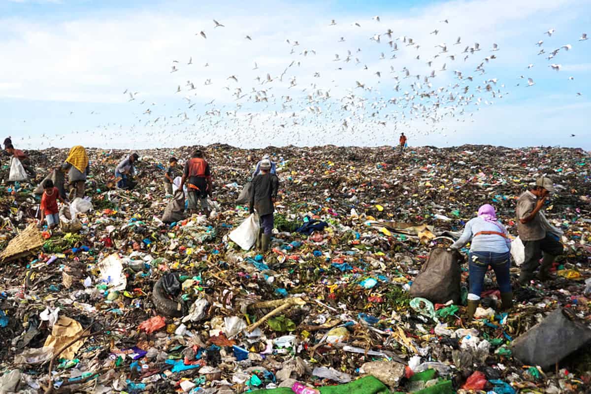 Müllsammler in Indonesien(c)Shutterstock/Mas Jono/WWF Plastikmüll im Meer