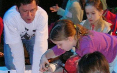 Schulkinder gehen auf Natur-Schatzsuche