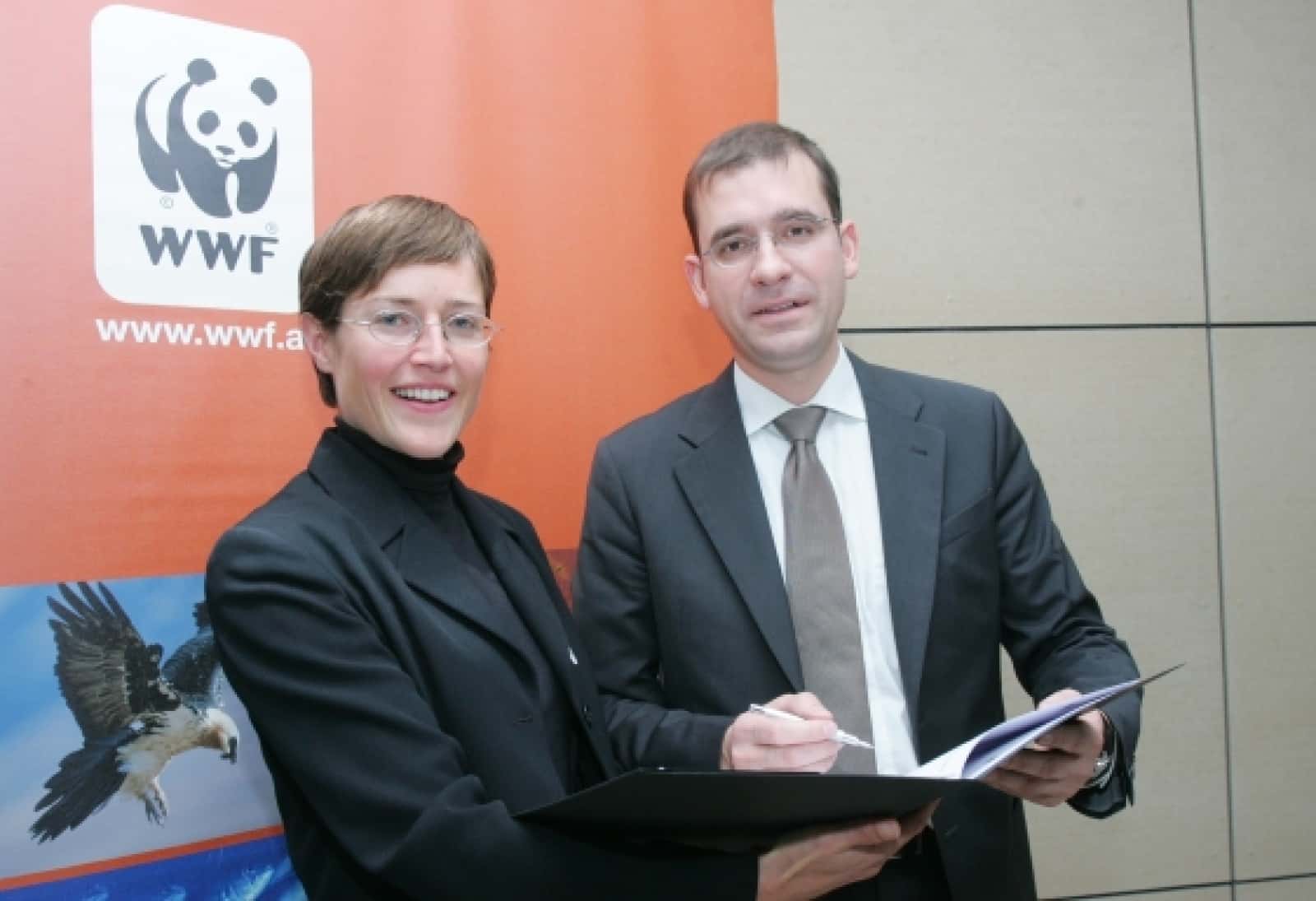 Vertragsunterzeichnung Hildegard Aichberger und Peter Weiss