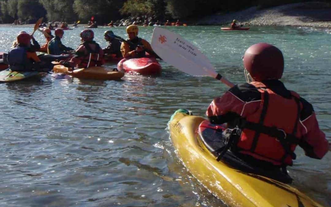 100 Wildwasser Sportler paddeln in der Imster Schlucht des Inn