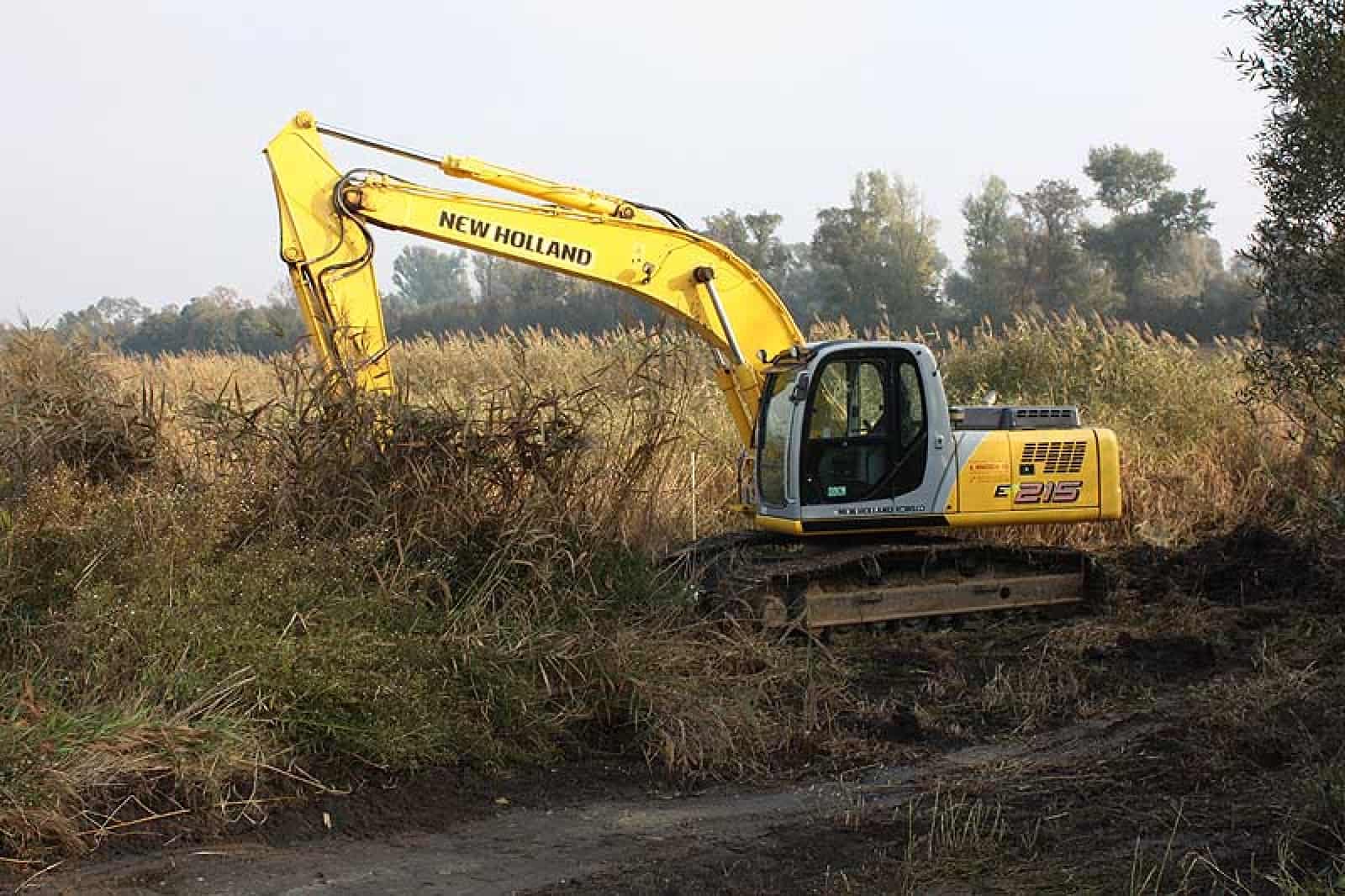 Bagger vertieft Sutte an der Langen Luss, © by WWF Bagger vertieft Sutte an der Langen Luss, © by WWF