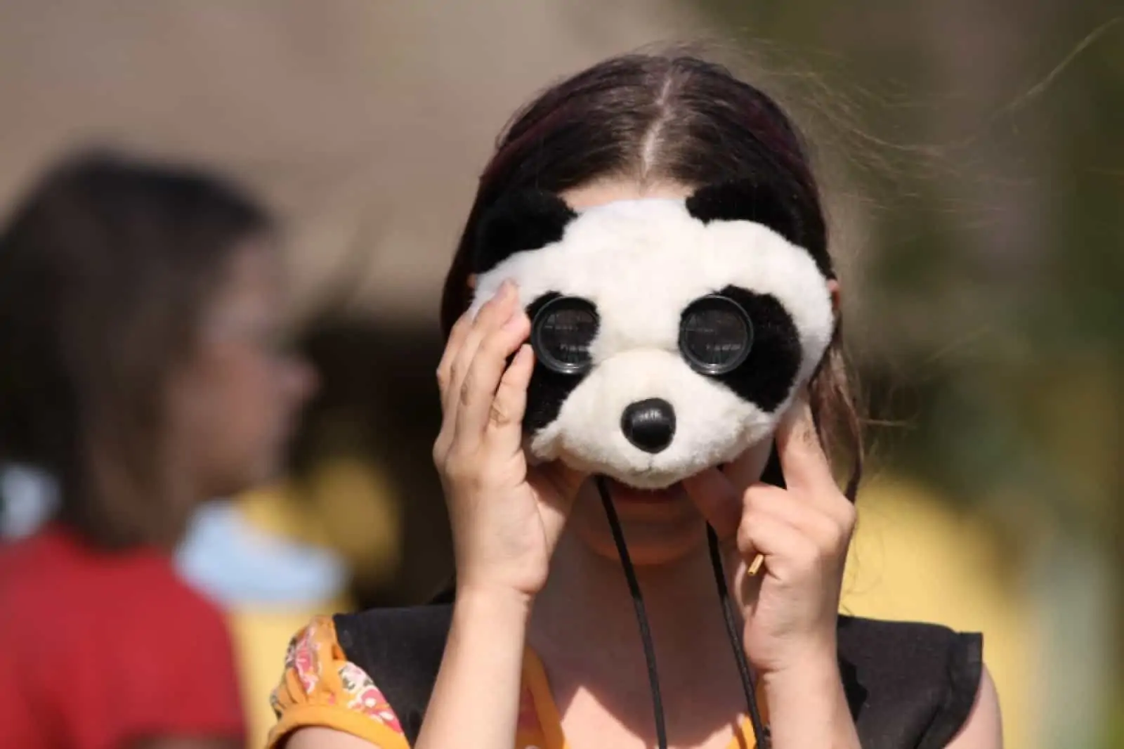 Kind mit Pandamaske im WWF-Frühlingscamp, © by C. Roland / WWF